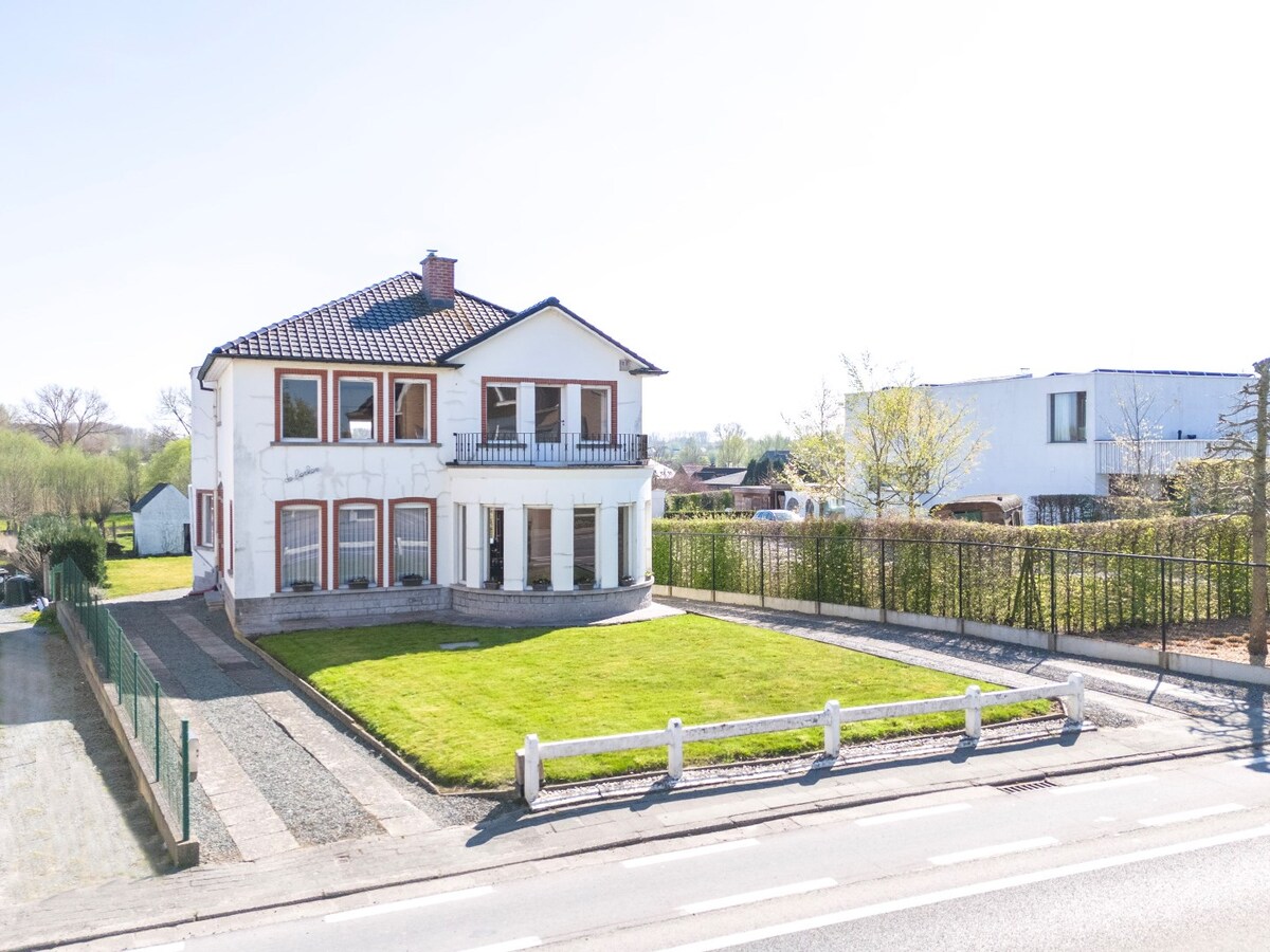 Ruime, karaktervolle woning met zuidgerichte tuin te Hillegem 