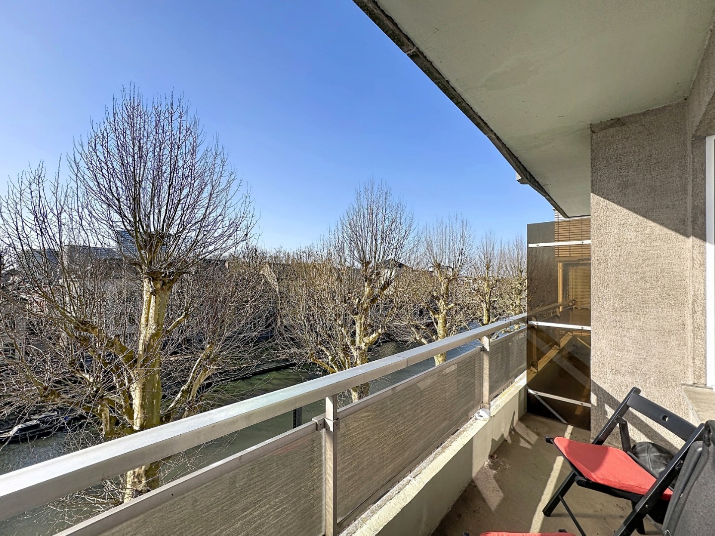 Appartement met slaaphoek en zonnig terras gelegen aan de Coupure 