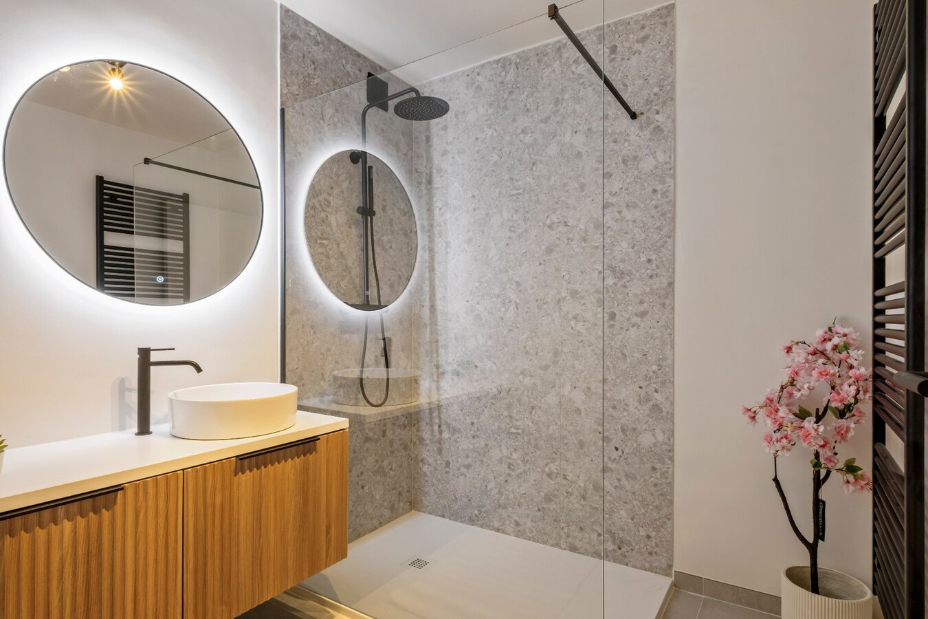 TOPLIGGING : Gelijksvloers appartement met 2 terrassen nabij de Leie te Kortrijk ! *** NONO INSPIRED *** 
