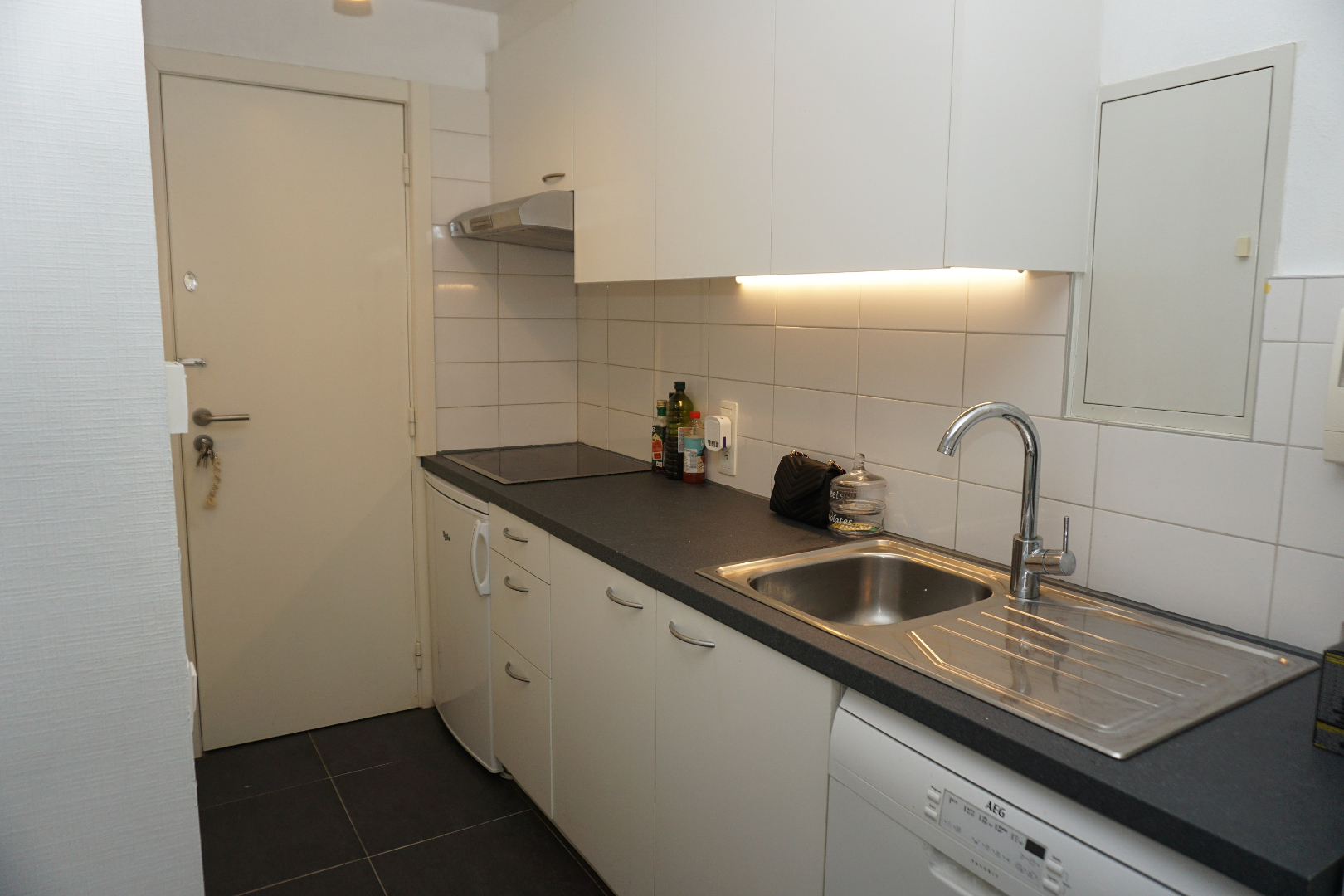 VERNIEUWDE STUDIO MET ZIJDELINGS ZEEZICHT IN CENTRUM OOSTENDE 