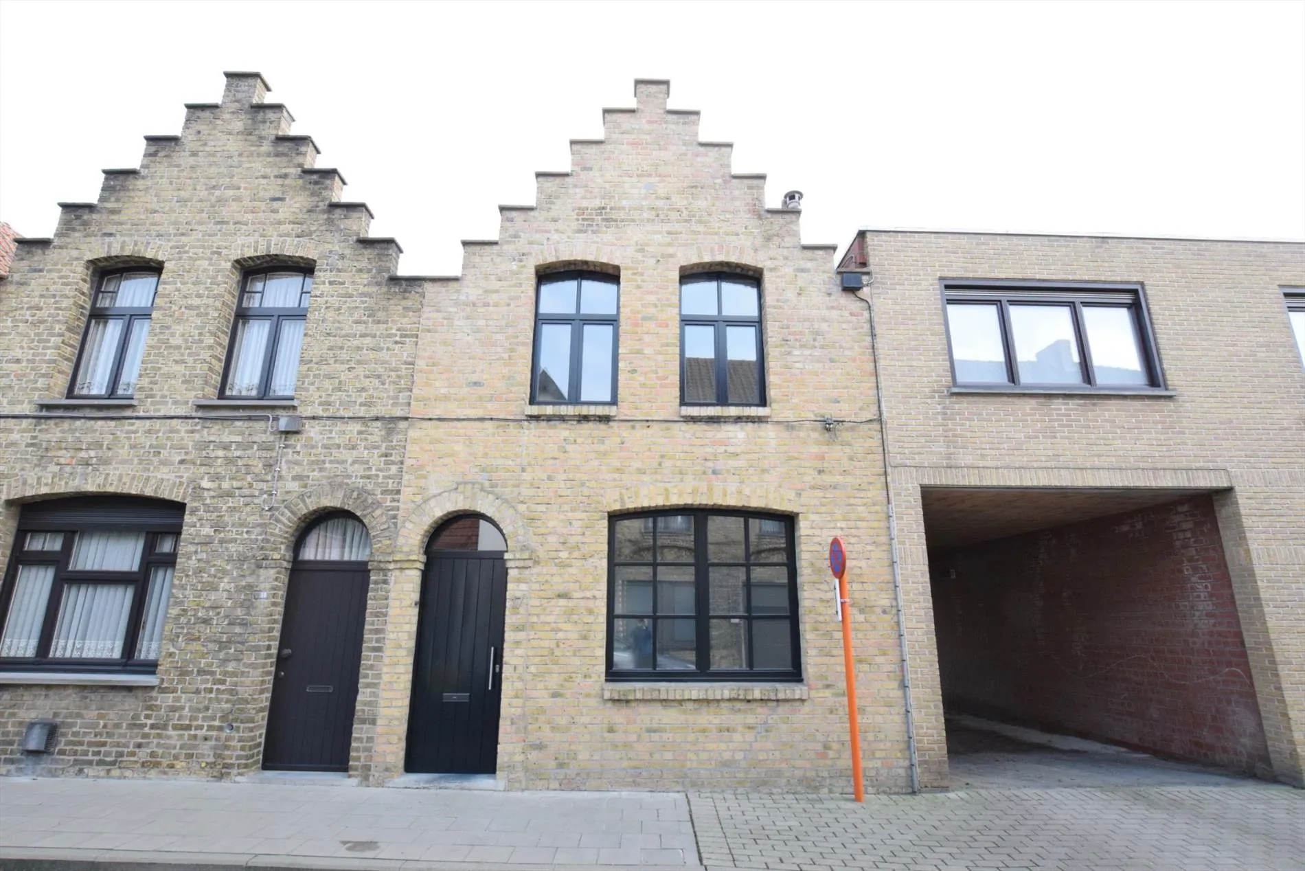 Instapklare gezinswoning met 3 slaapkamers en garage in het centrum van Diksmuide.