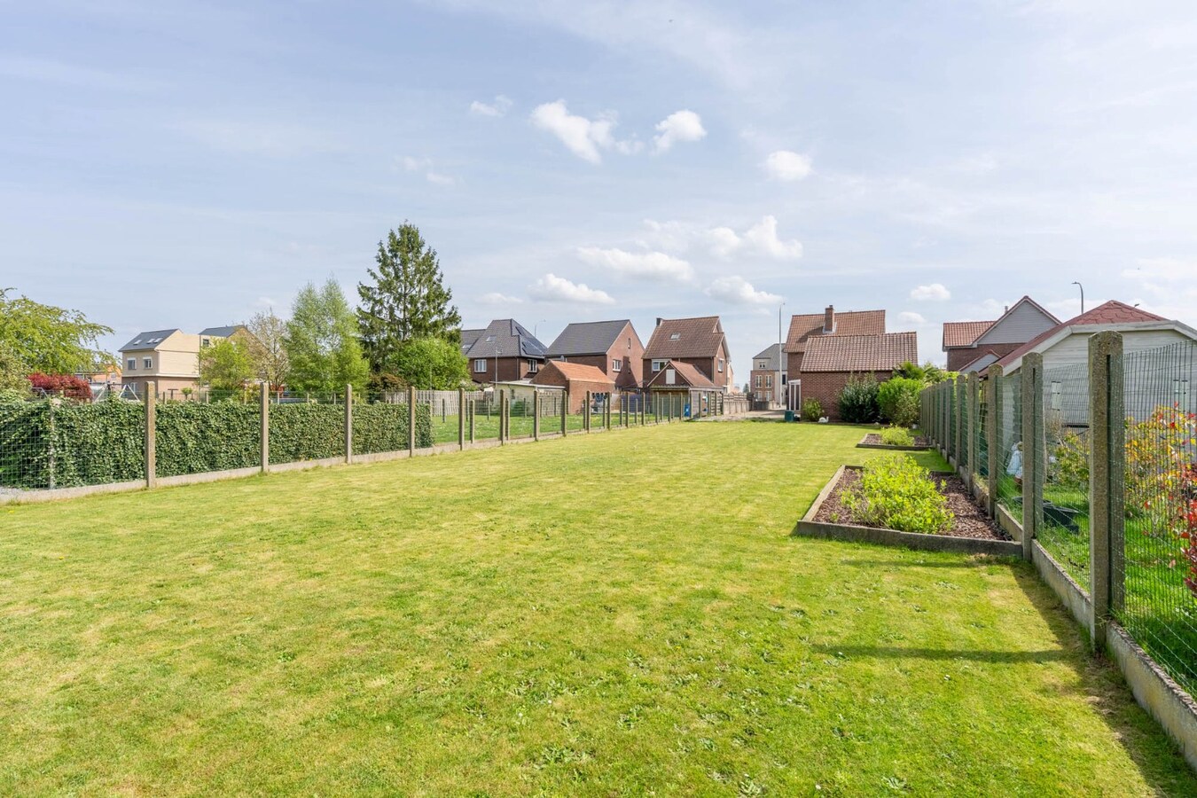 Charmante, te renoveren woning op een perceel van 9a14ca met ruime garage in achtertuin! 