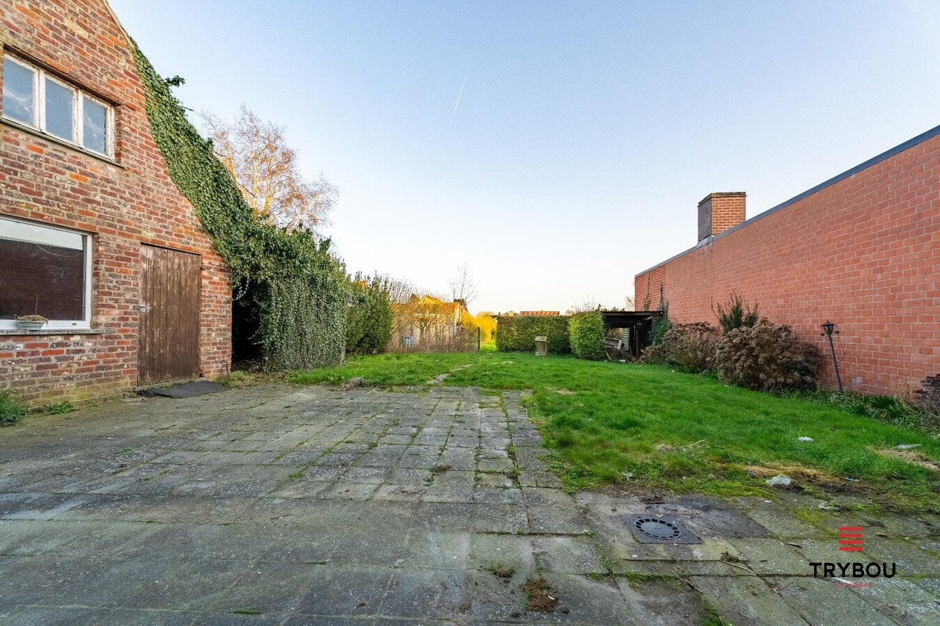 Te renoveren woning met garage en diepe tuin 