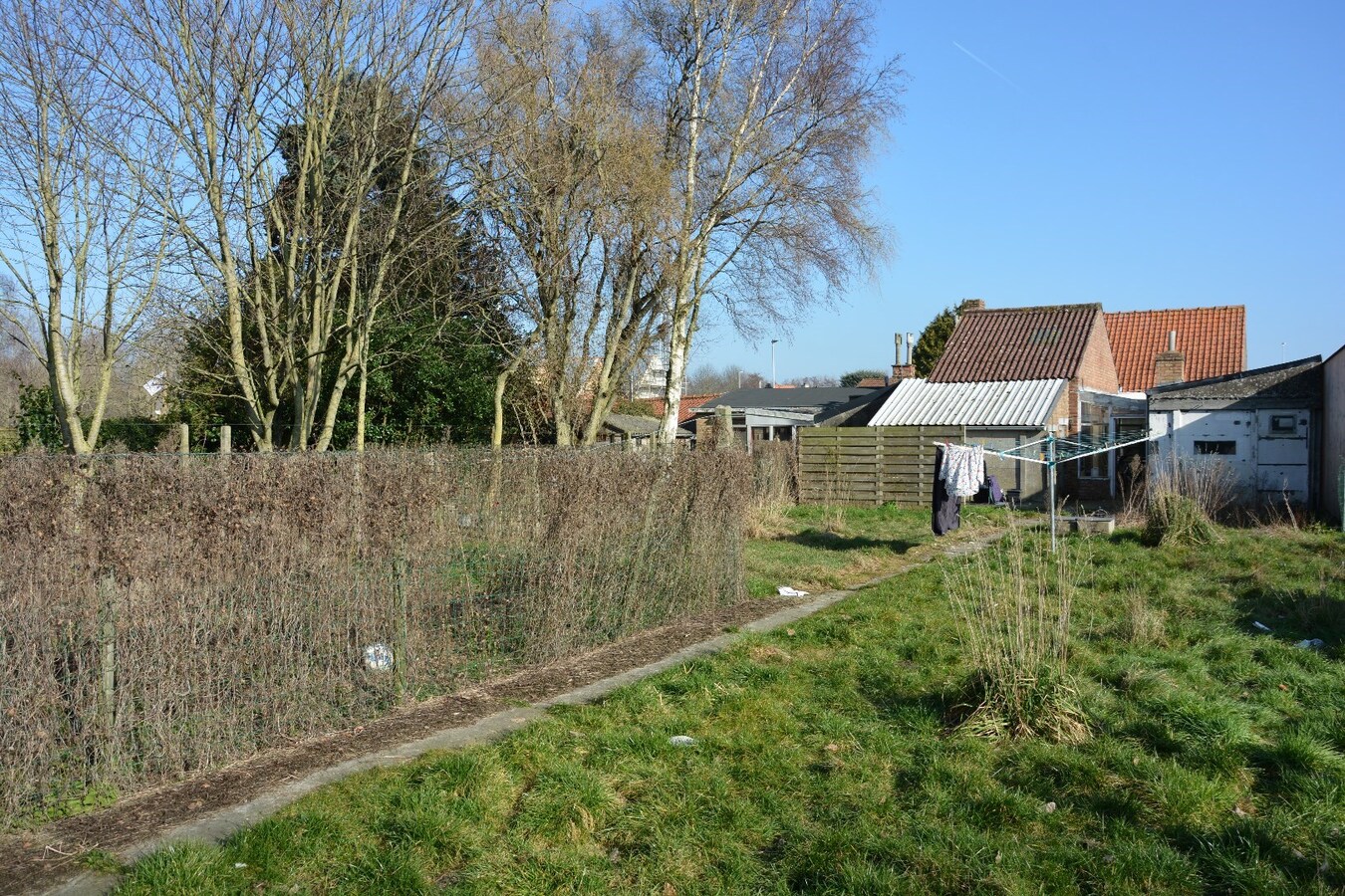 Uitzonderlijk gelegen woning met grote tuin 