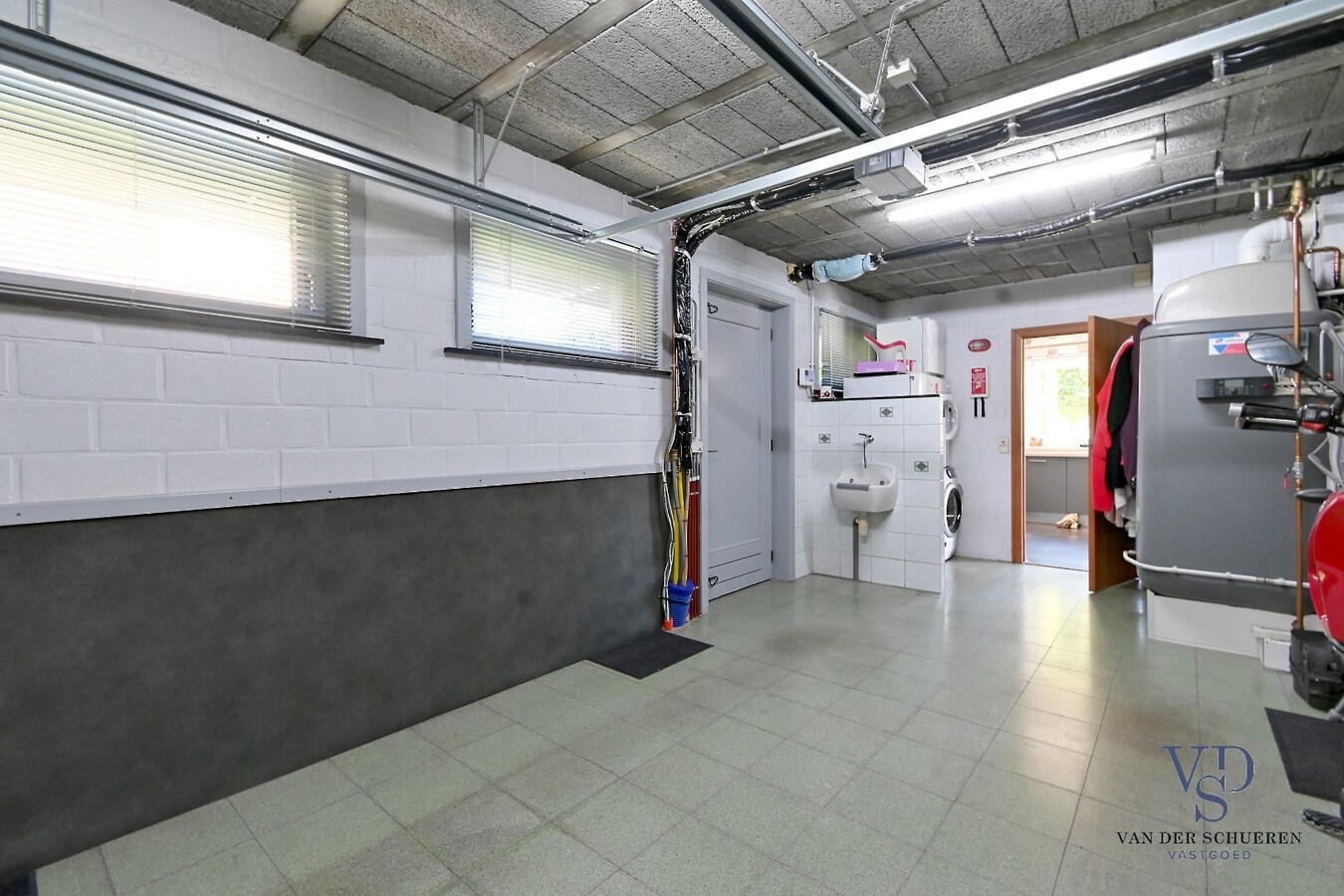 Tijdloze villa met zwembad in residentiële wijk 