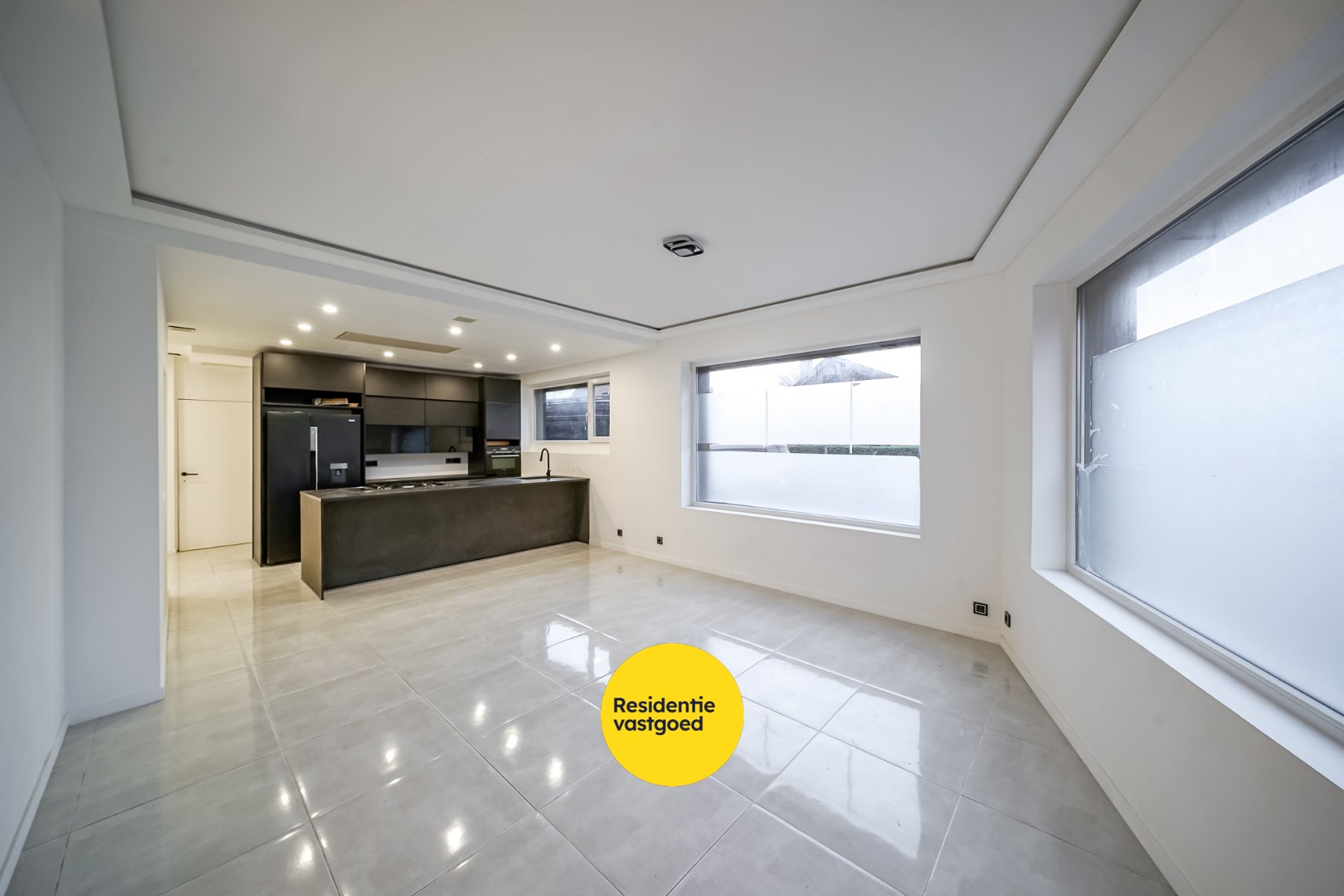 Recent gerenoveerde hoekwoning met garage, koer én dakterras in Stene 