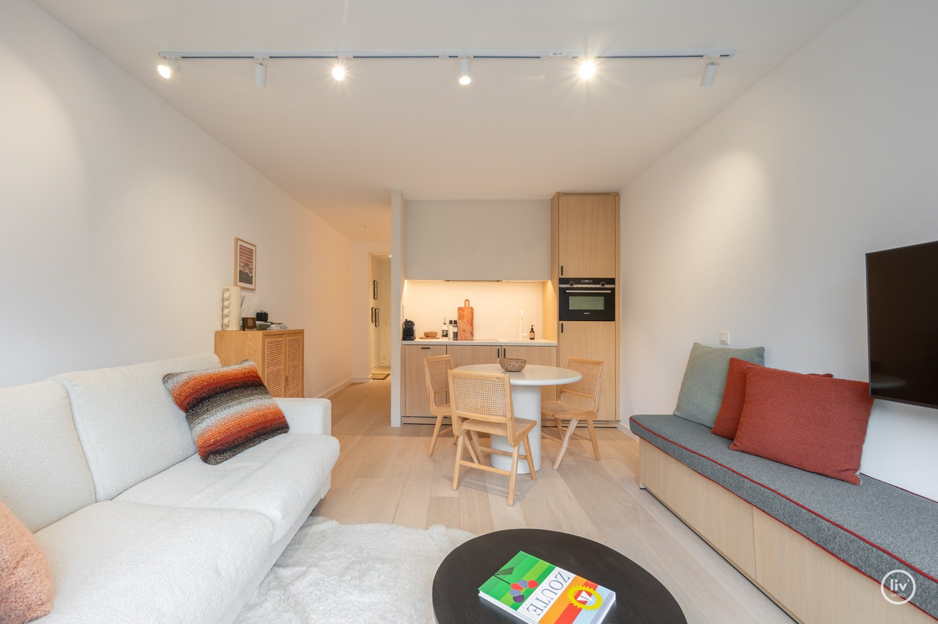 Prachtig integraal gerenoveerde studio gelegen op de vierde verdieping te Van Bunnelaan. 