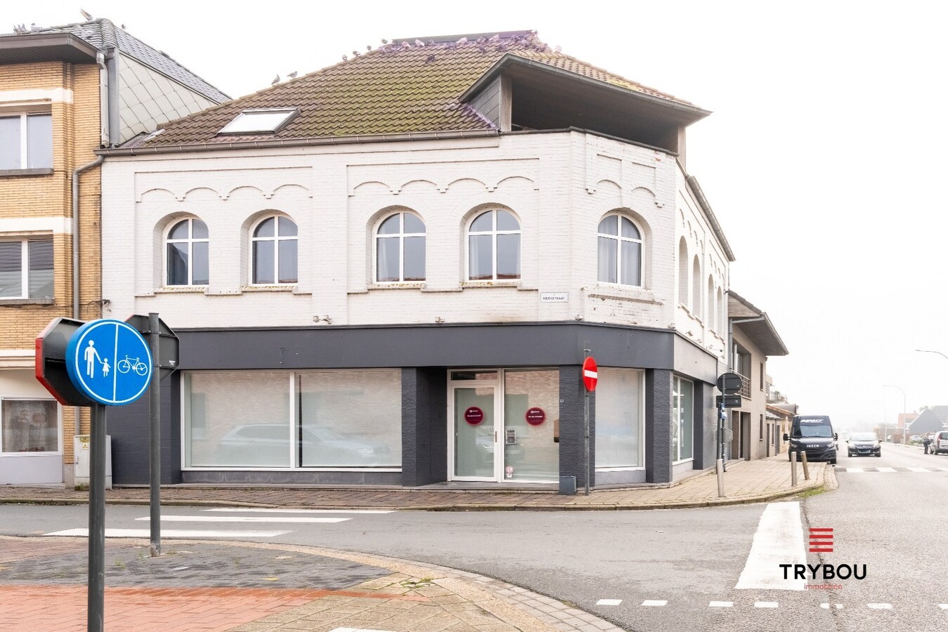Ruime en instapklare kantoorruimte in centrum Houthulst - extra mogelijkheid tot aankoop bovenstaand appartement! 