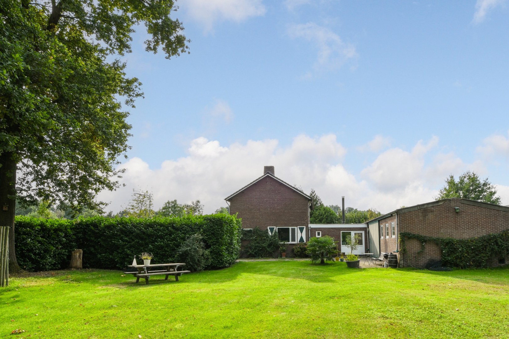 Vrijstaand woonhuis met inpandige garage, stal met 2 paardenboxen, vrijstaande inloopstal en verlichte zandpaddock met longeercirkel op een perceel van ruim 18.500 m2. Ideaal voor paardenliefhebbers. 
