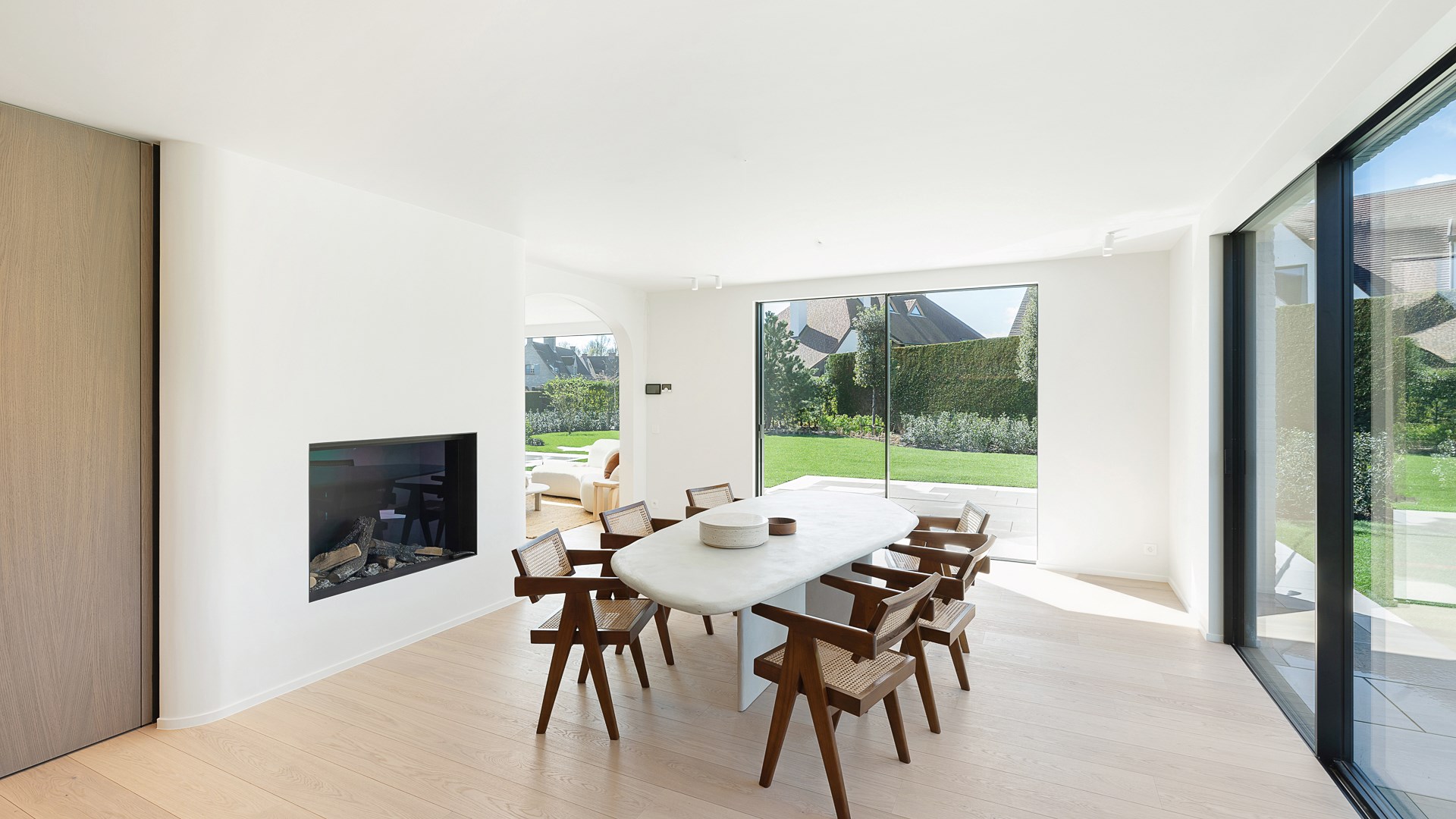 Cette magnifique maison individuelle rénovée avec une allée située dans un quartier calme à Knokke, offre tout ce dont vous avez besoin pour vivre confortablement. 