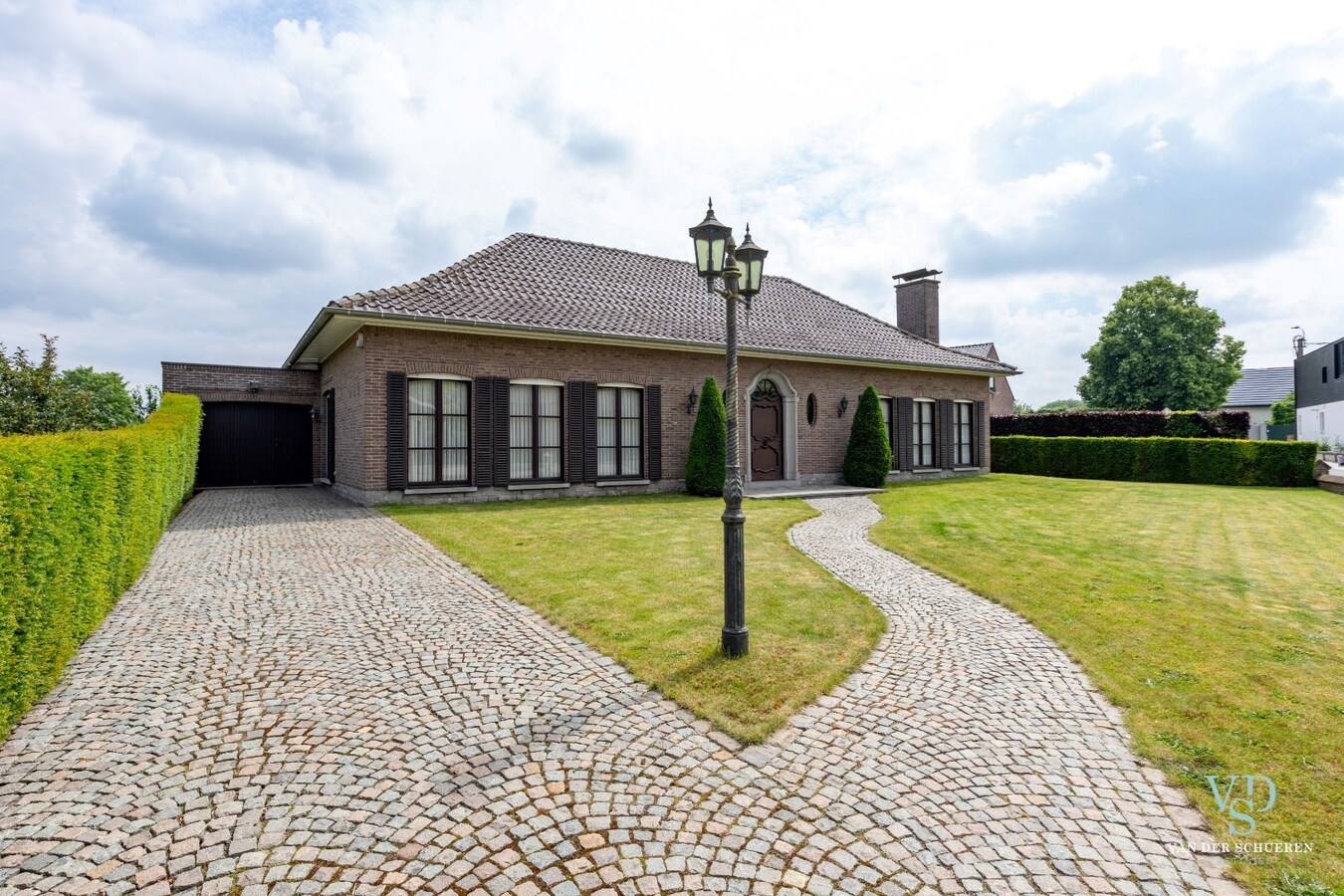 Gelijkvloerse villa.    Op 1 km van de Schelde. 