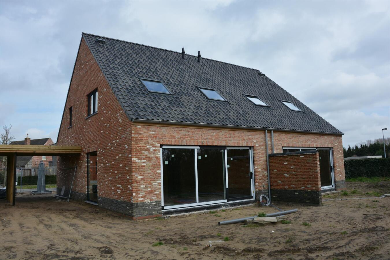 Kwalitatief afgewerkte nieuwbouwwoning in Pastoriestijl 