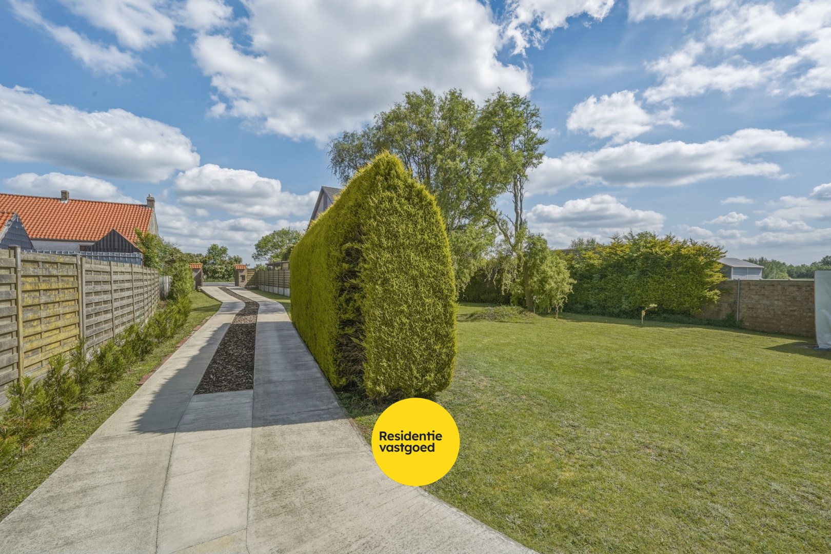 Alleenstaande woning op ruim perceel met vernieuwd woongedeelte en loods (80 m²) 