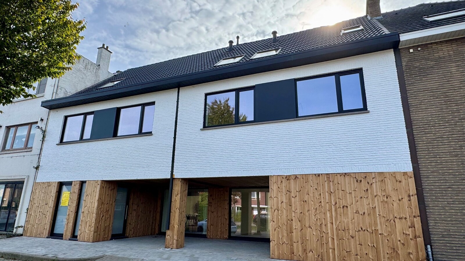Instapklare totaalrenovatie met luxueuze afwerking, 4 slaapkamers en zuidgerichte tuin 