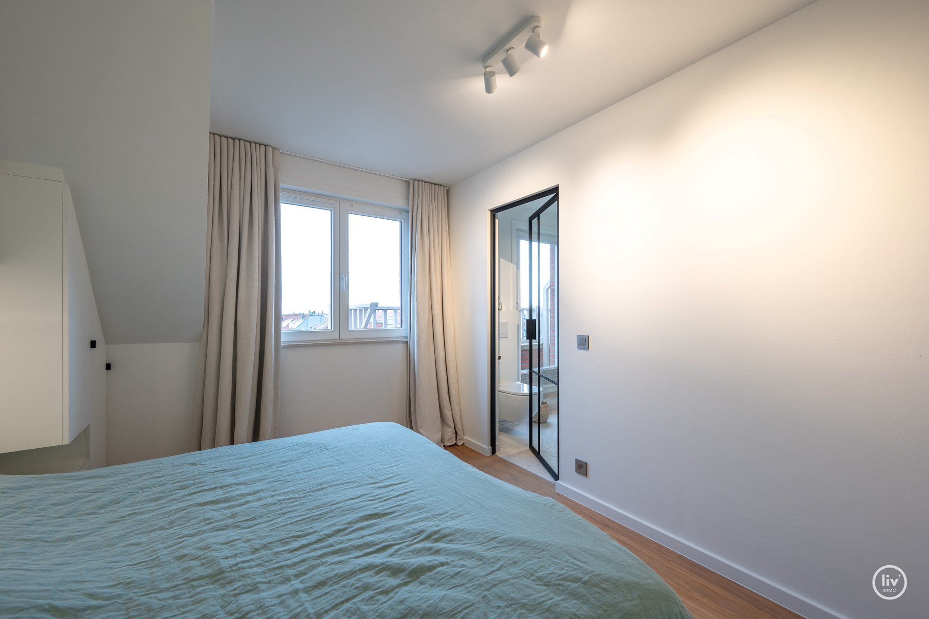 Prachtig gerenoveerd duplexappartement, ideaal gelegen vlakbij de Heilig Hartkerk in het hart van Knokke. 