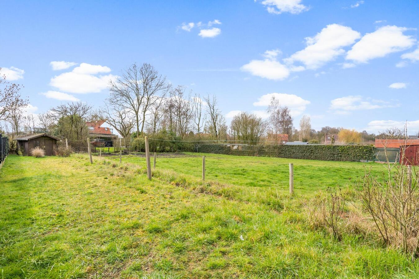 Rustige gelegen open bebouwing met bouwgrond op 1780 m² te Koekelare 