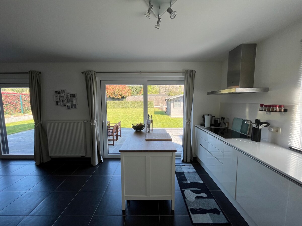 Ruime villa in residentiële wijk te Dikkelvenne 