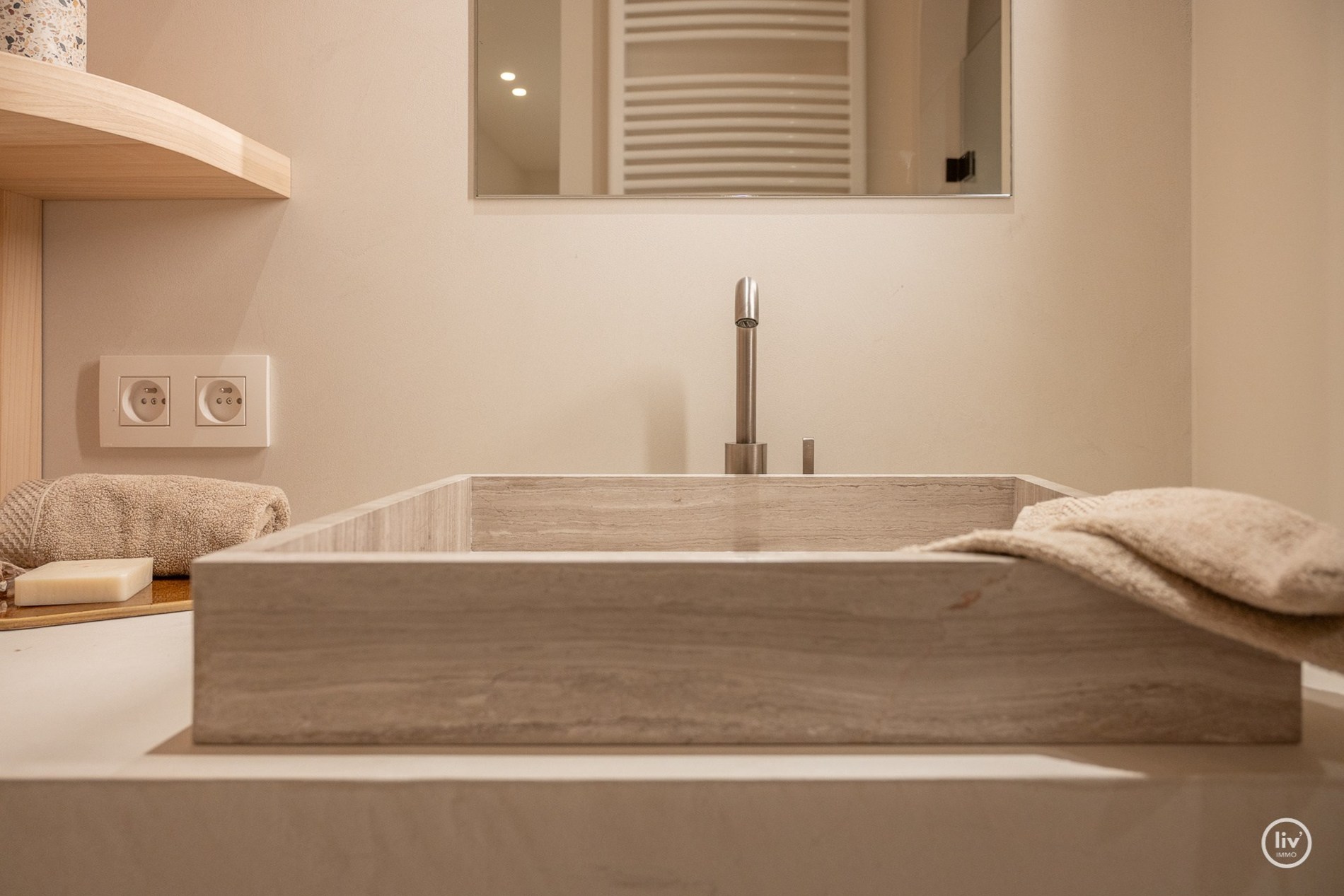 Luxueus gerenoveerd appartement met frontaal zeezicht gelegen tussen het Albertplein en de wandeldijk. 