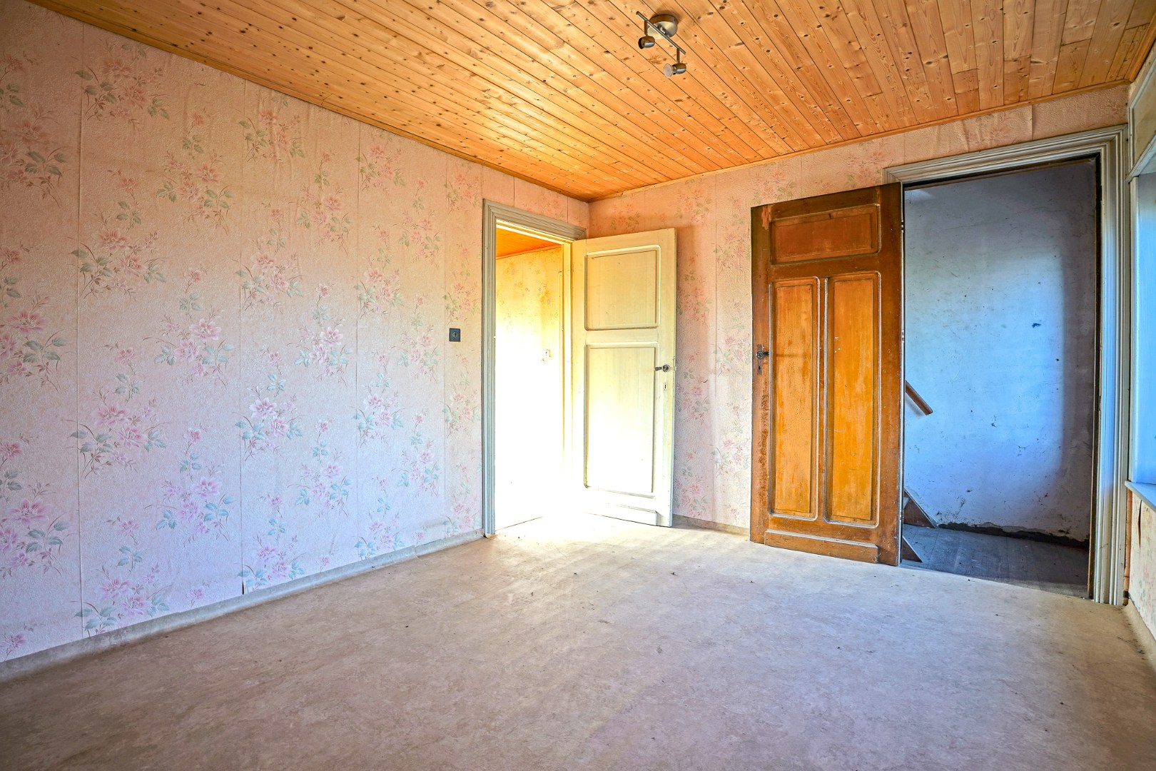 Te renoveren woning met 5 slaapkamers op 8.102 m²  te Diksmuide! 