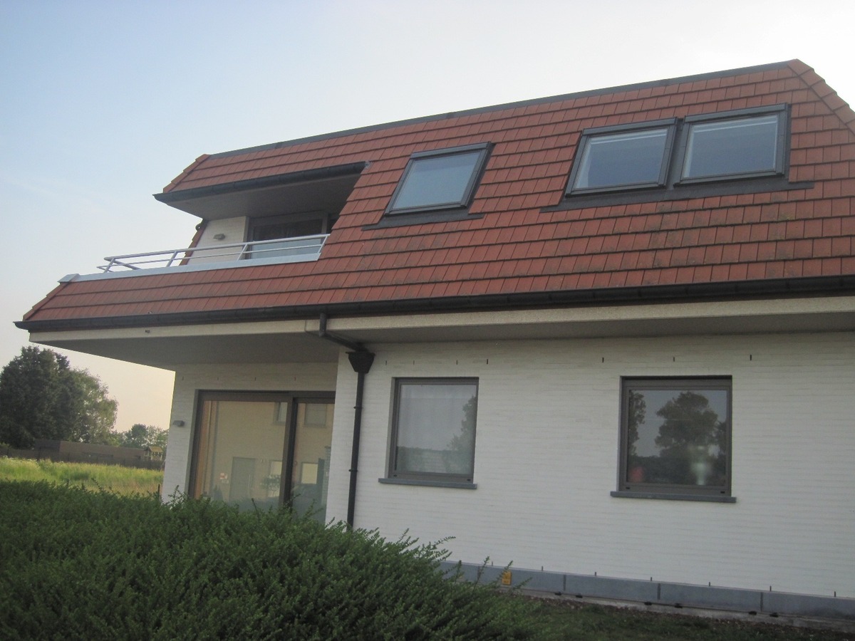 Eigentijds appartement op de 1° verdieping (met terras). Uitstekend gelegen. 