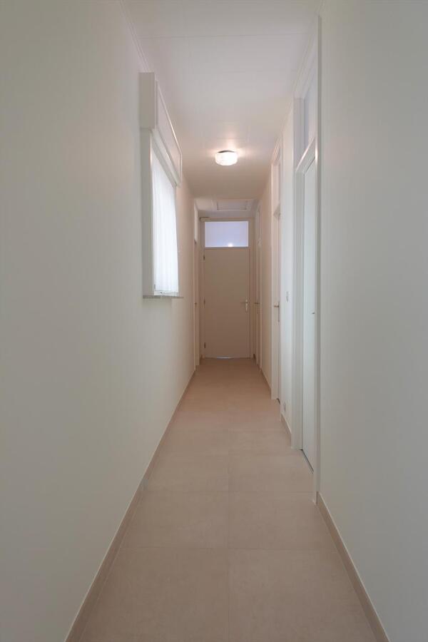 Ruime halfopen bungalow met zongerichte tuin 