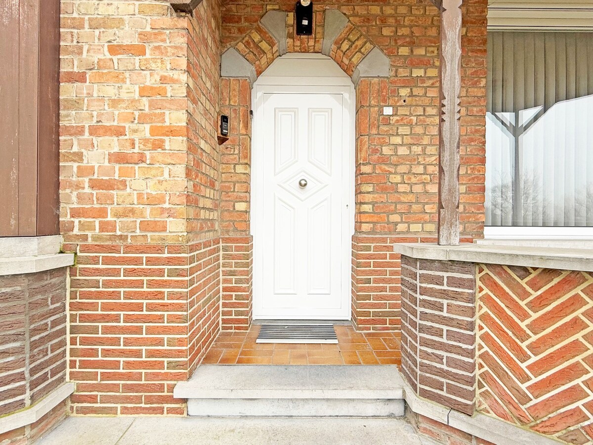 Statige woning met garage en ruime tuin te centrum Zottegem 