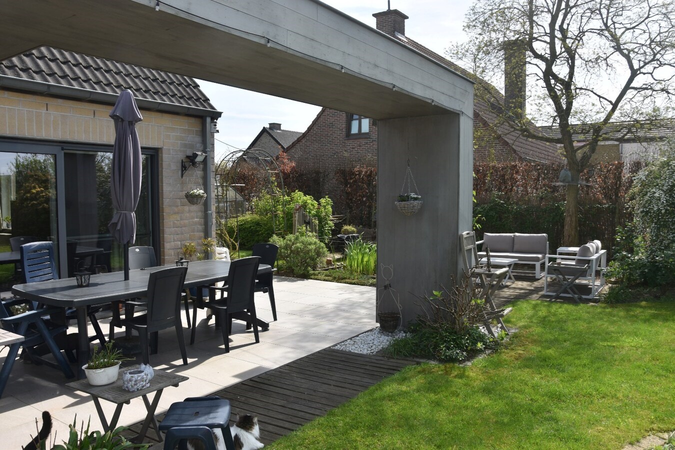 Eigentijdse, verrassend ruime Open Bebouwing 