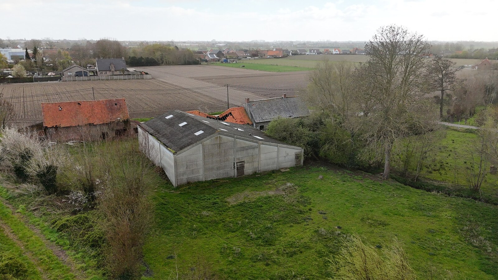 Rustig gelegen alleenstaande woning met loods en schuur te Kortemark 