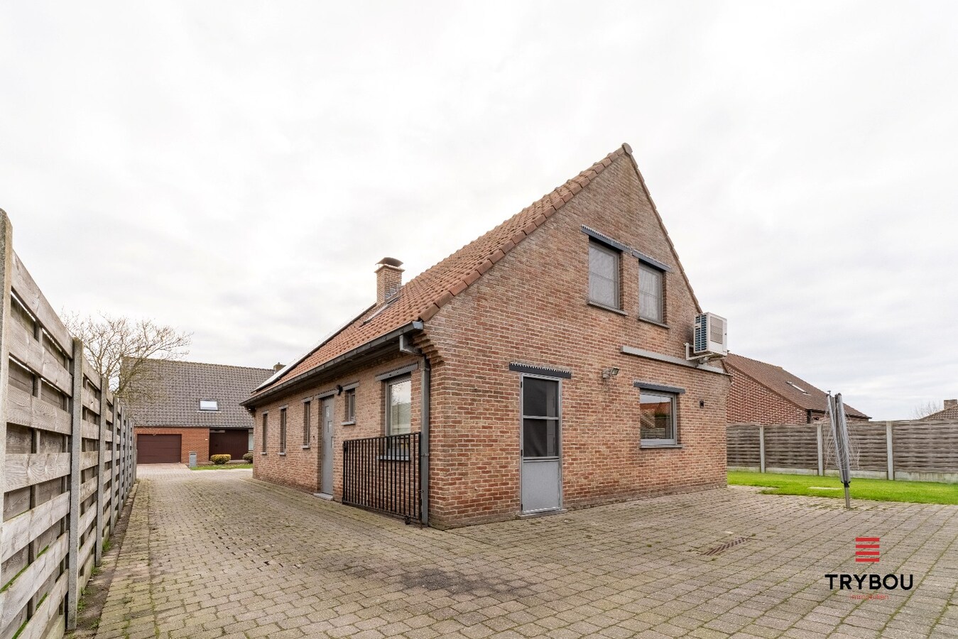 Instapklare gezinswoning met ruime tuin en dubbele garage in Poelkapelle 