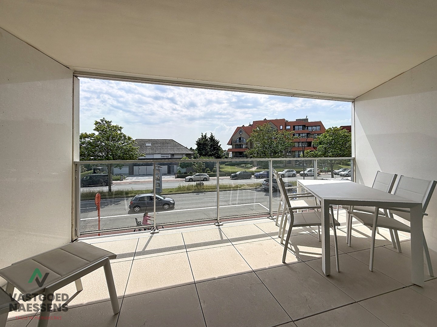 SUPERBE APPARTEMENT DE 2 CHAMBRES AVEC TERRASSE ENSOLEILLÉE DANS UN BÂTIMENT RÉCENT 