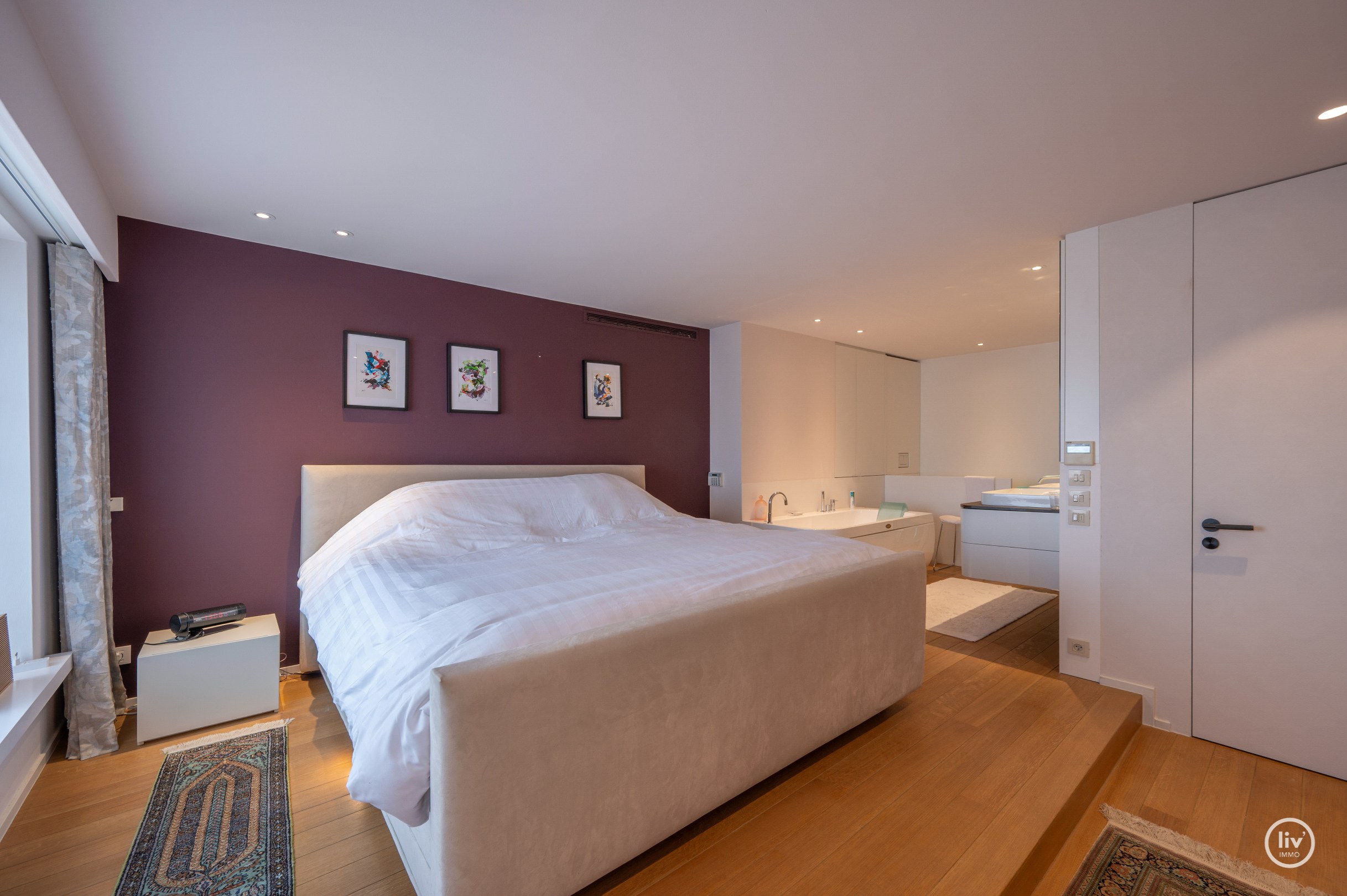 Dit magnifieke duplexappartement combineert uitzonderlijke volumes met adembenemende zichten over zowel de omliggende bossen als de zee. 