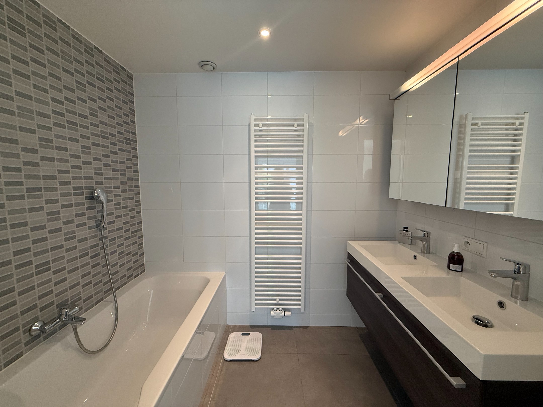 Heel goed gelegen en netjes onderhouden appartement met een open zicht en 2 slaapkamers gelegen in de Koningslaan, vlakbij de Zeedijk. 