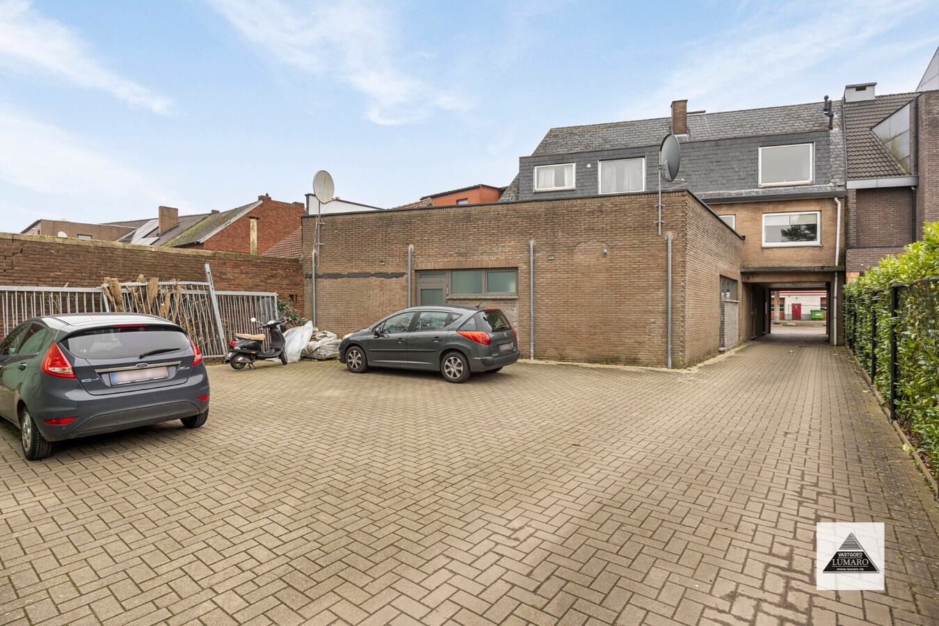 Handelsgelijkvloers en 2 appartementen en parking. Perceel van 15a 49ca. 