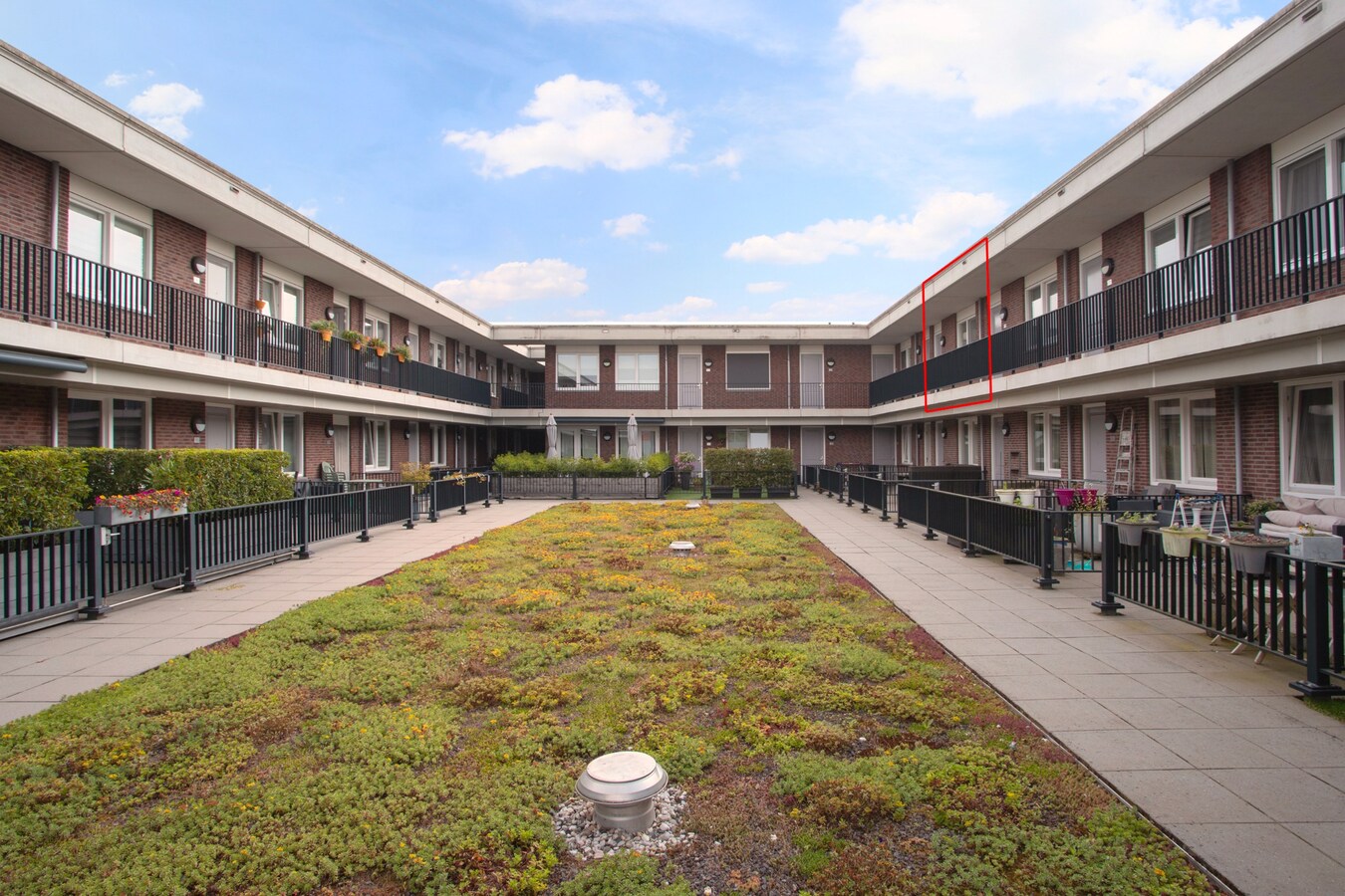 Instapklaar en modern appartement met erfpacht in hartje Bladel – mét eigen parkeerplaats en berging! 