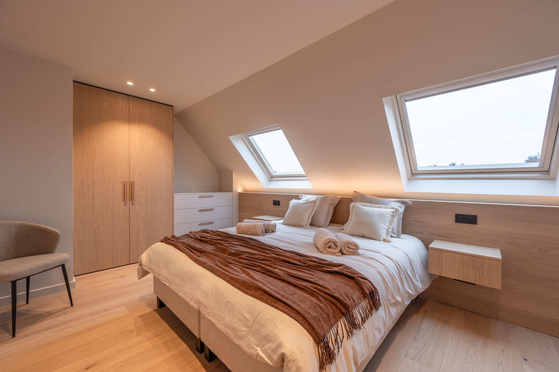 Appartement en duplex spacieux et rénové, orienté plein sud, situé dans un emplacement exceptionnel sur la Lippenslaan. 