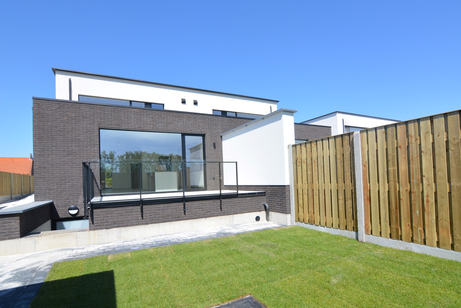 Moderne, energiezuinige, halfvrijstaande woning met carport op 3 a 80 ca. 