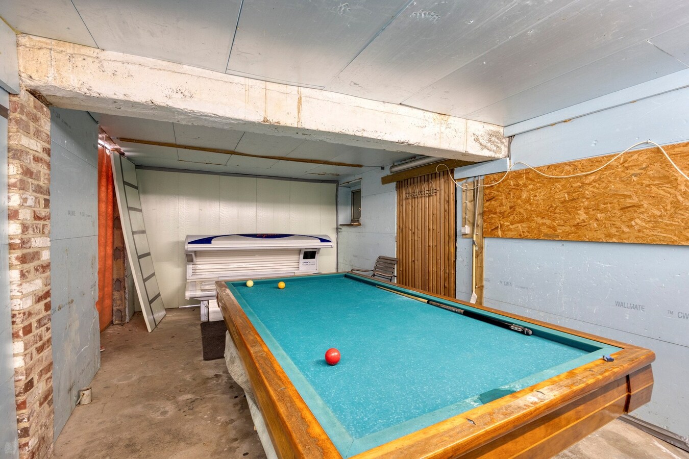 Charmant Leut : eigendom opgedeeld in 2 appartementen. Veranda,  2 garages. 