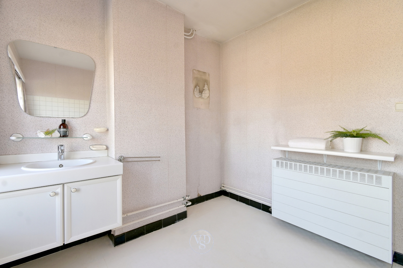 Degelijke woning met mogelijkheden, nabij centrum Zingem. 