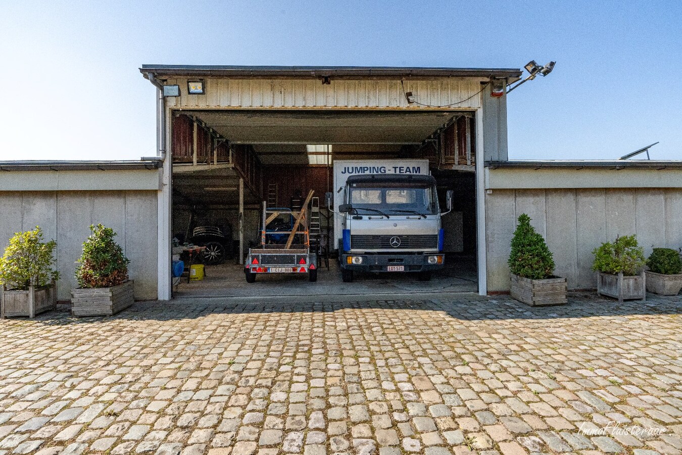 Hoogwaardig afgewerkte villa met stalgebouw en aanpalende weides op ca. 1,7 ha  te Herenthout 