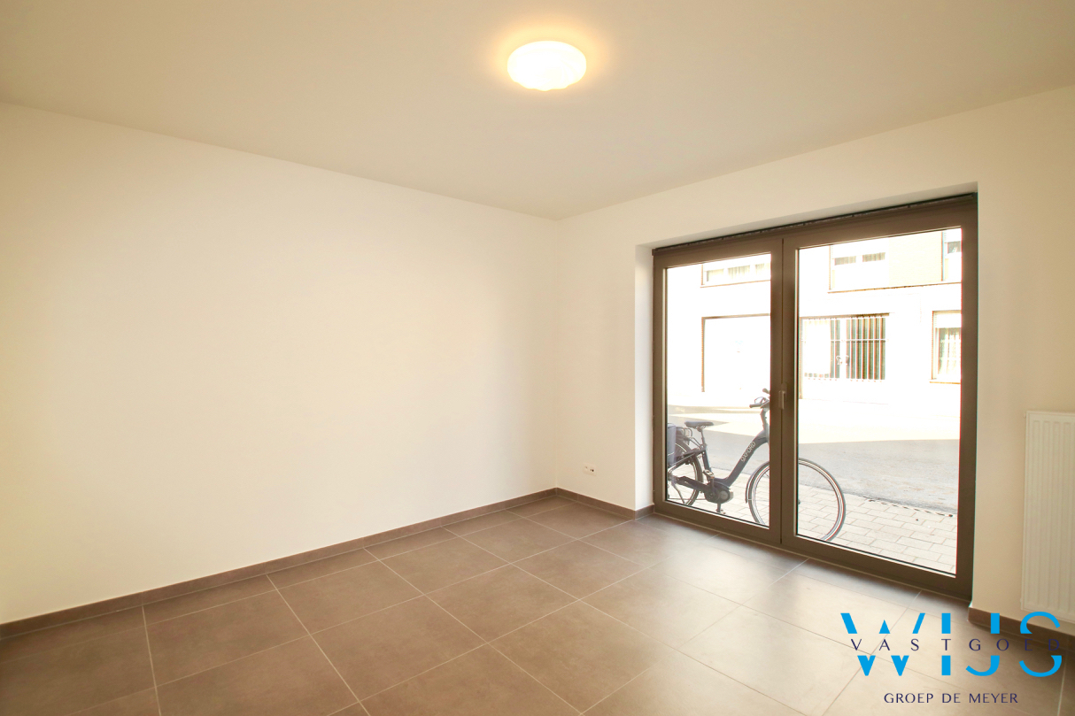 Instapklaar GELIJKVLOERSAPP. met tuin &amp; garage te Zelzate ! 