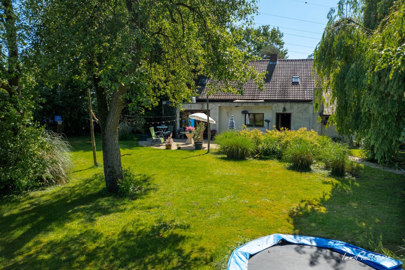Goed gelegen langgevelhoeve met paardenstallen op ca. 3,5 ha. 
