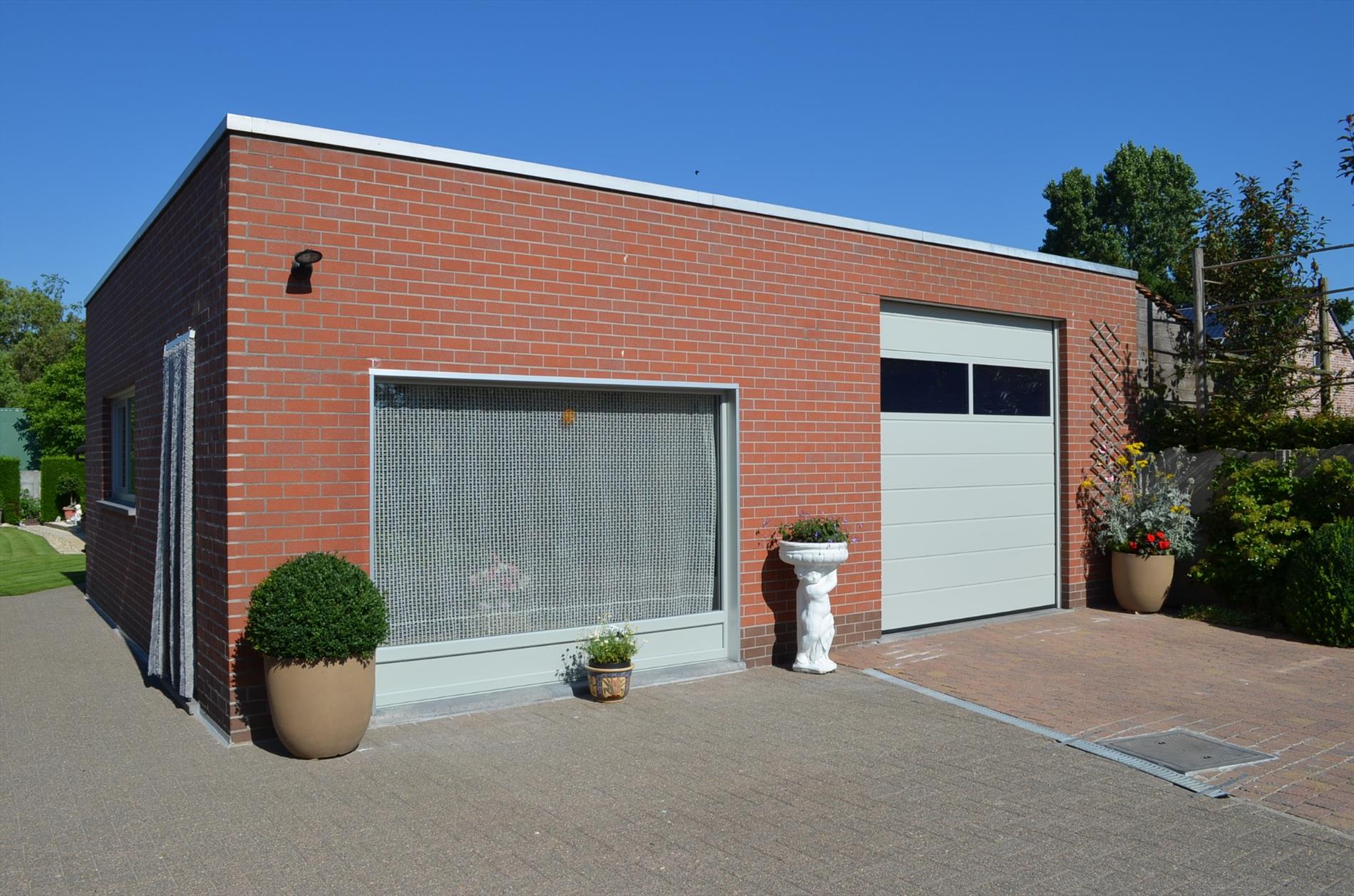 Landelijk gelegen woning op 911m² met bijgebouwen en 3 slpks te Maldegem 