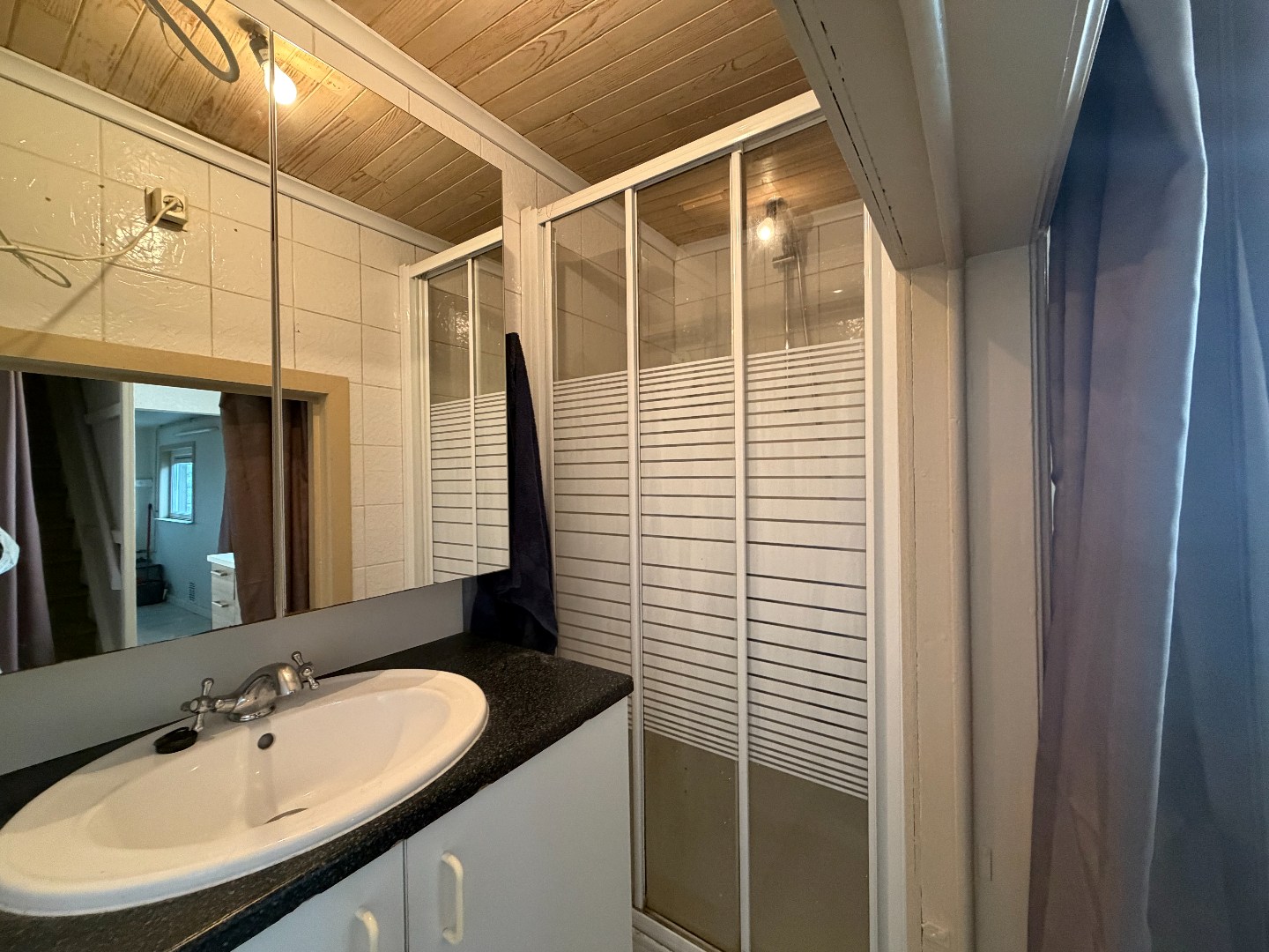 Charmante halfopen woning met garage, 2 slaapkamers en grote tuin 