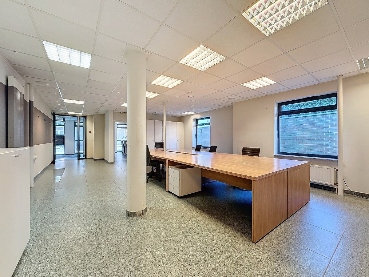 Commercieel gelegen kantoorruimte nabij E17 te centrum Olsene 