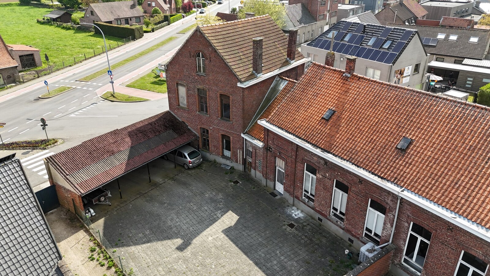 Grote eigendom met atelier. 