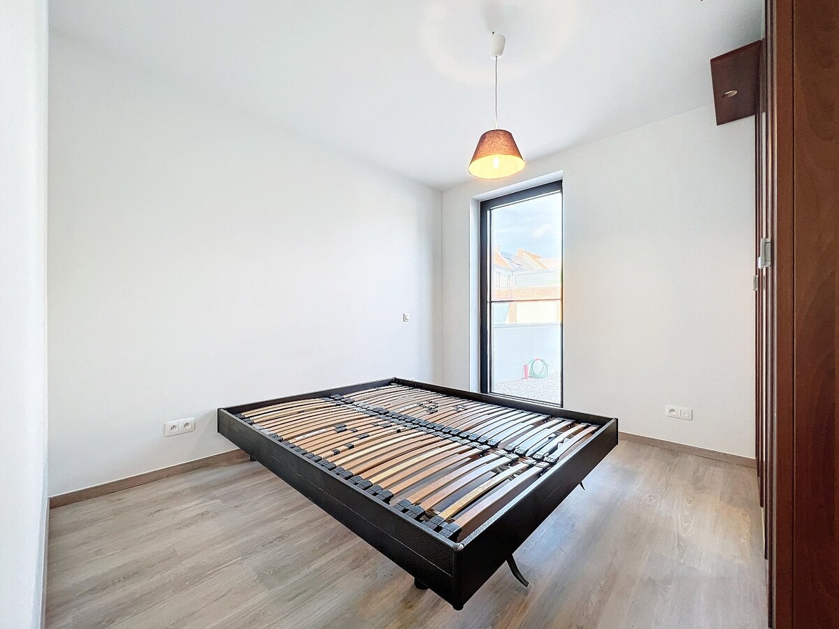 Gelijkvloers nieuwbouwapp. met tuin en garage, centrum Herzele 