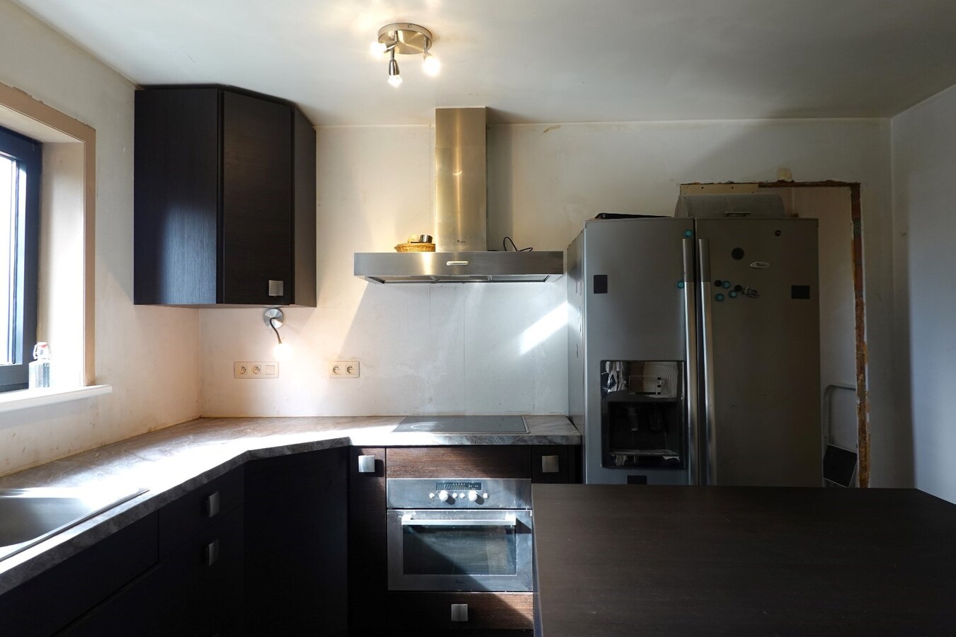 Ruime gerenoveerde alleenstaande woning met tuin, garage en 3 slaapkamers in Zerkegem 