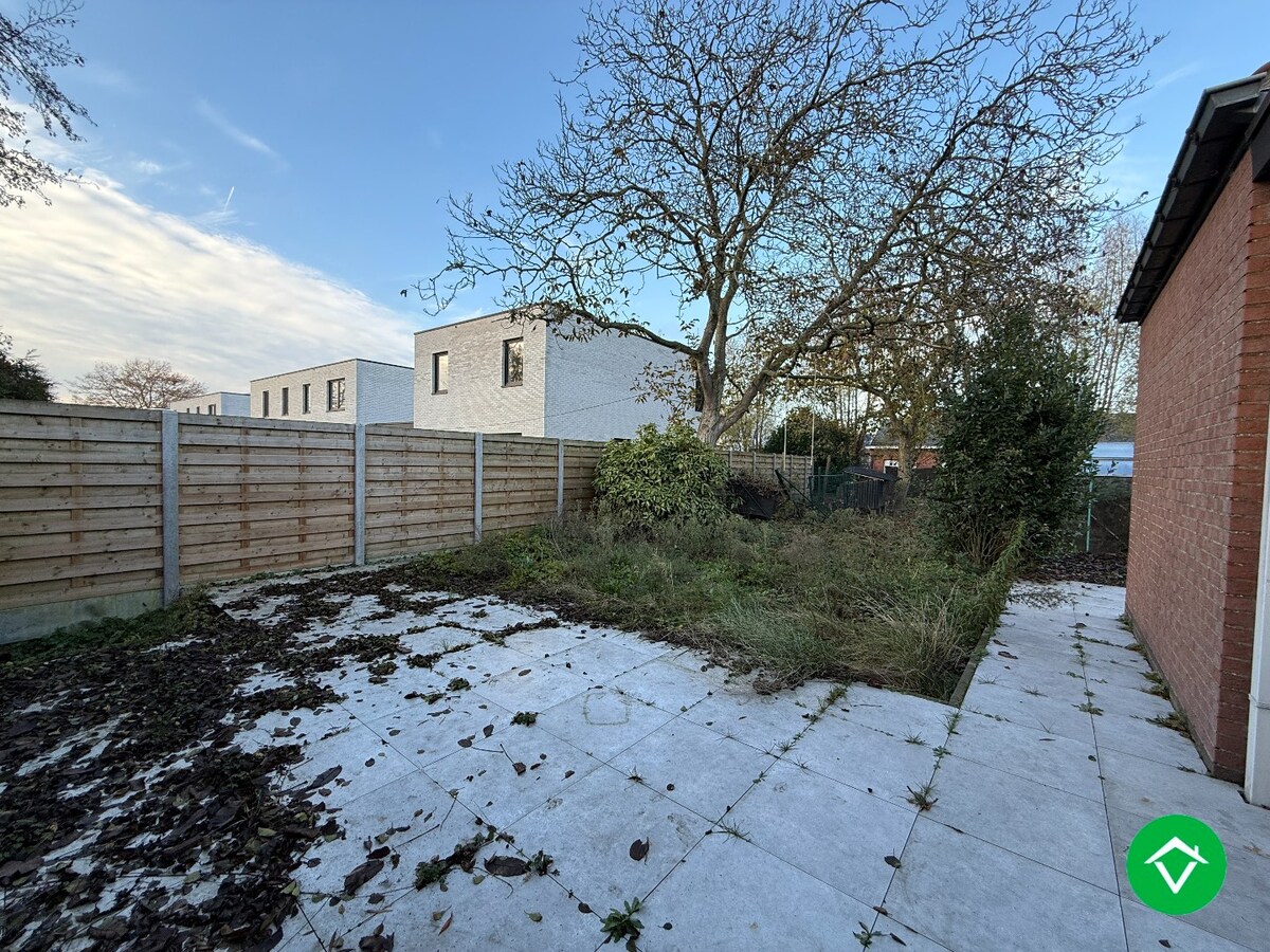 Rustig gelegen halfopen bebouwing met 3 slaapkamers, tuin en garage met uitweg! 
