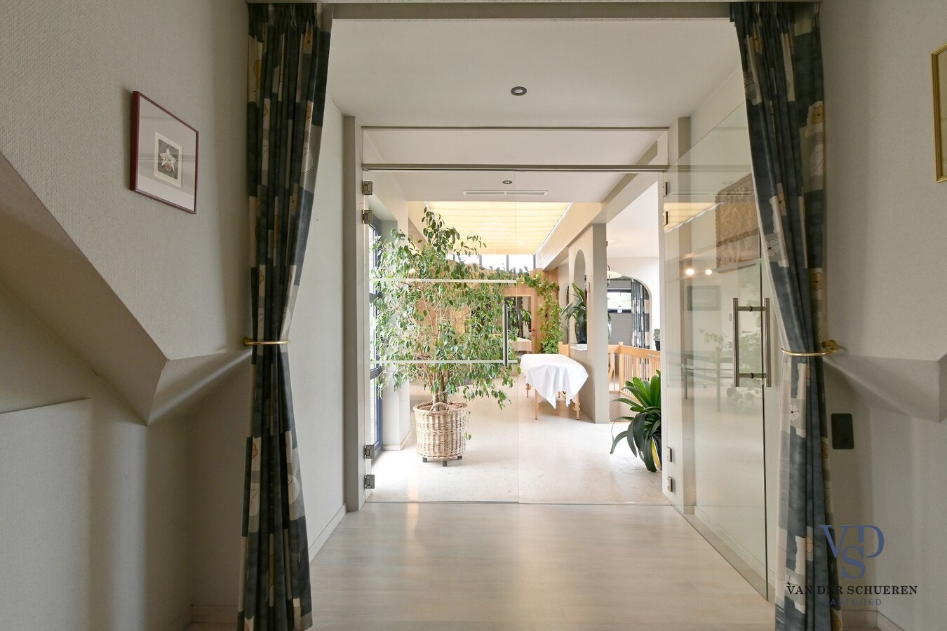 Ruim handelspand met penthouse in villastijl 