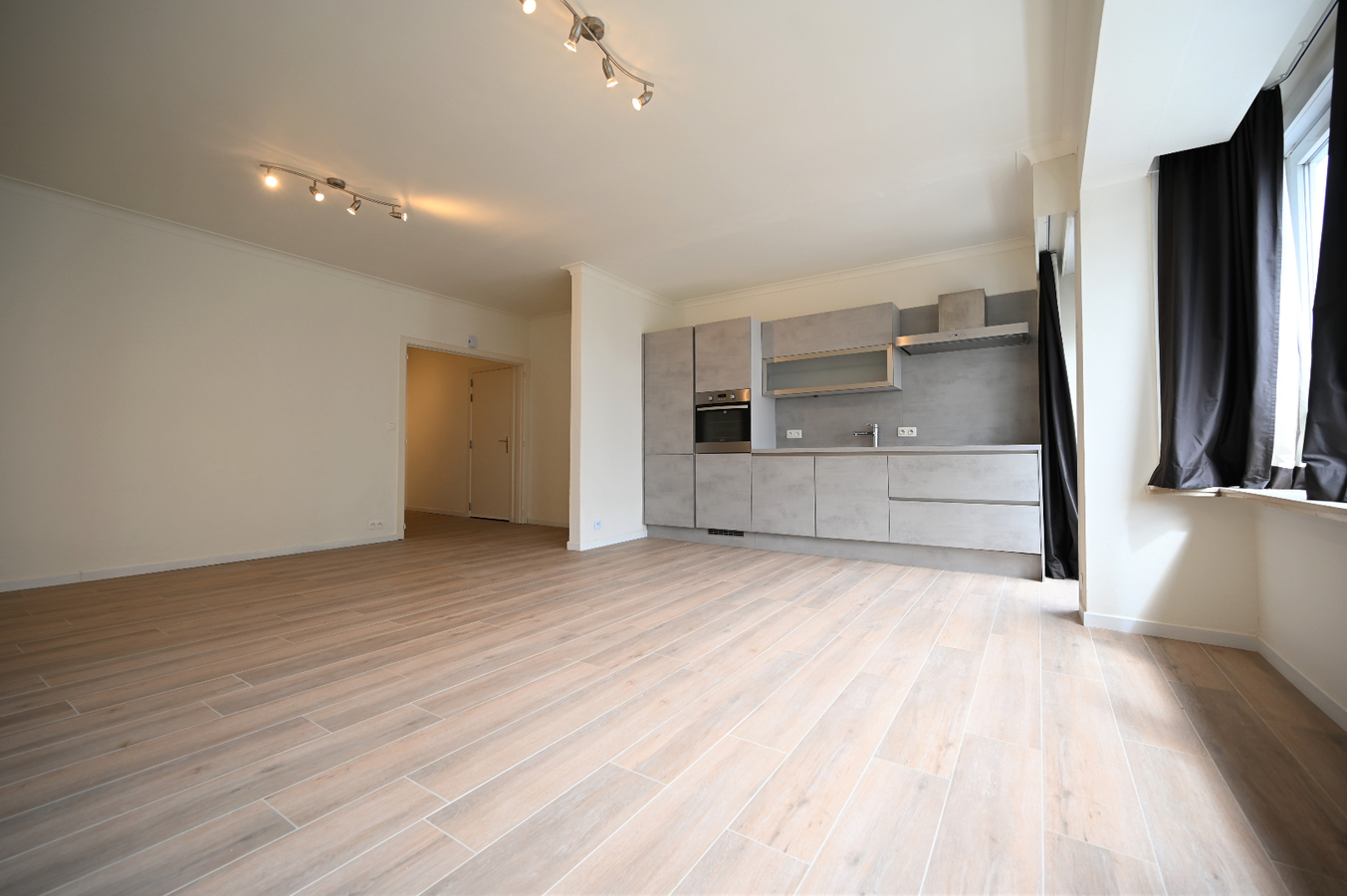 STIJLVOL GERENOVEERD DRIESLAAPKAMERAPPARTEMENT OP CENTRALE LIGGING 